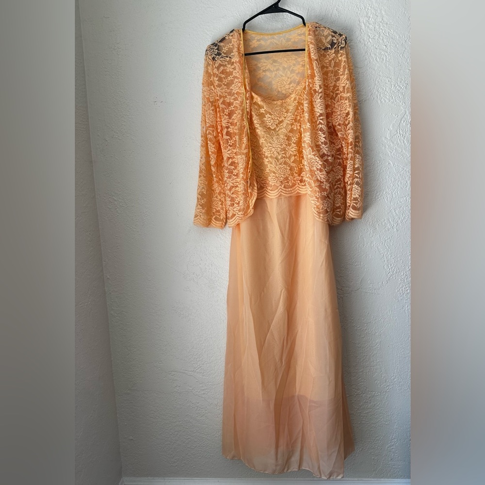 NWOT- peach colored lace dress
